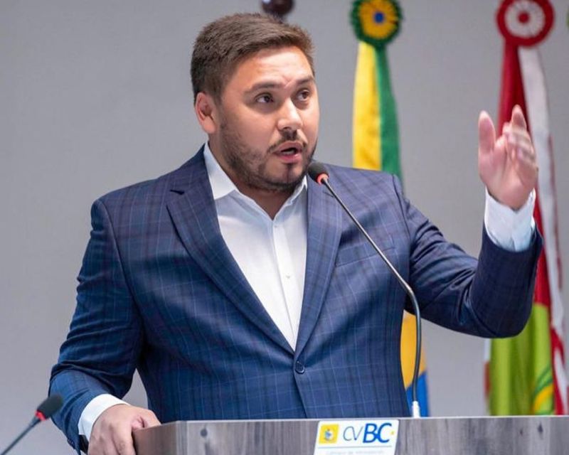 O secretário interino de Educação de BC, o Índio, disparou flechas no lombo do muso das bochechas rosadas, o ex-prefeito Fabrício Oliveira (PL) (foto: divulgação)