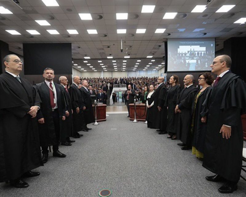 Posse no TJSC - Os juízes de direito Yhon Tostes, João Dobrowolski Neto, Brigitte May, Alexandre da Rosa, Maurício Póvoas, Jaber Farah Filho, Quitéria Vieira, Sérgio Junkes, Geraldo Bastos, Antonio Ubaldo e Andrea Cristina Rodrigues Studer foram empossados, na quinta-feira, como os mais novos desembargadores do Tribunal de Justiça de Santa Catarina (TJSC). (Cristiano Estrela/TJSC)