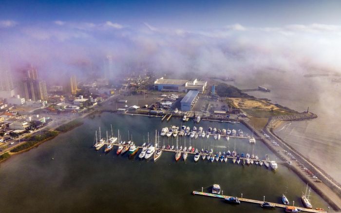 Marina velada pela névoa