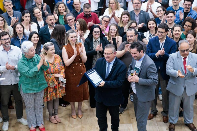 A Câmara de Vereadores de Itajaí, por proposição do presidente entisicado Fernando Pegorini (PL), homenageou o reitor sabiá, ops, Valdir Cechinel Filho e membros de sua valiosa equipe da nossa Univali