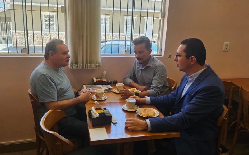 O diretor administrativo do Grupo Marazul Média/Jovem Pan News, Márcio Izidoro e o diretor de jornalismo, Calebe Moreno, fizeram uma visita de cortesia ao JC (foto: divulgação)