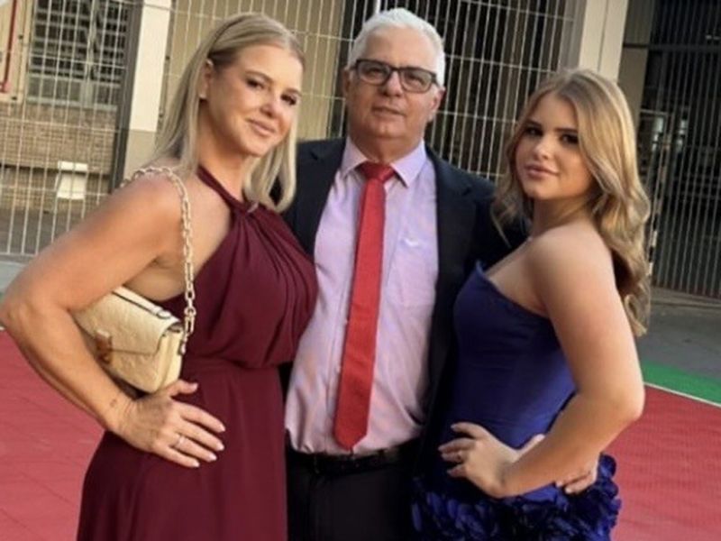 A formanda Ana Julia Trainotti Ribeiro e seus pais Salete e Anderson