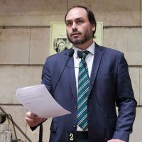 Carlos Bolsonaro sobe o tom contra Moraes