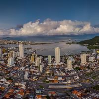 Entre bairros, água e horizonte