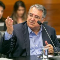 Colombo volta à cena, critica Carlos Bolsonaro e Jorginho Mello