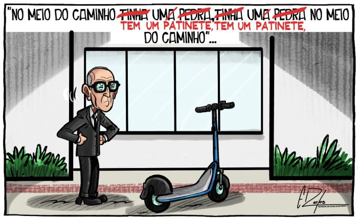 Patinetes largados pelas calçadas de Itajaí