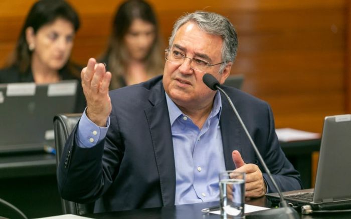 Colombo volta à cena, critica Carlos Bolsonaro e Jorginho Mello