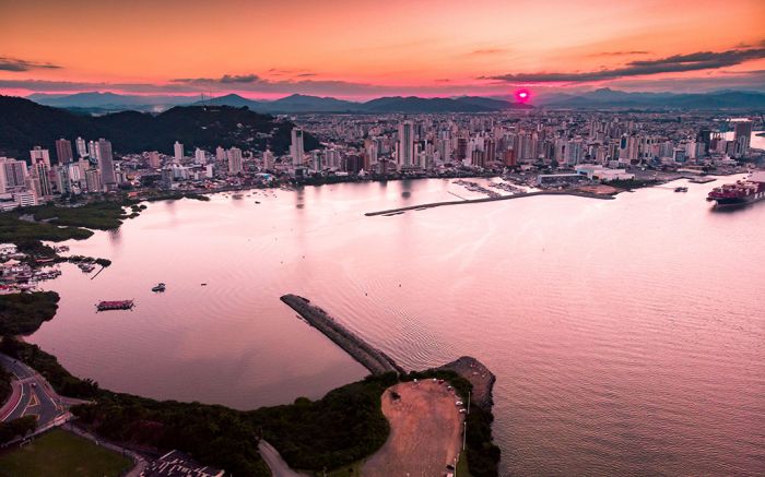 Itajaí em rosa e sol