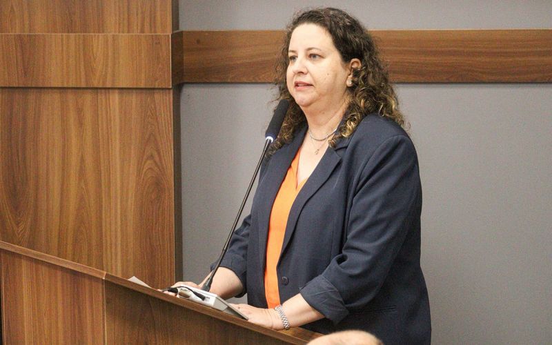 A vereadora Lizandra Dadam (Novo) questiona na dona Justa sessão que aprovou aumento do IPTU em Tijucas