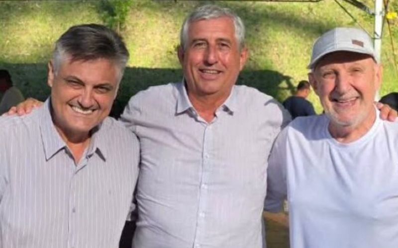Chama a atenção o apoio que CH receberá de três vice-prefeitos de BC: Aldemar Bola Pereira (vice do prefeito Spernau); Cláudio Fernando Dalvesco (vice do prefeito Piriquito) e do atual vice, o vampiro anêmico Nilson Probst. O trio posou sorridente, já em pré-campanha pela reeleição do testa (foto: divulgação)