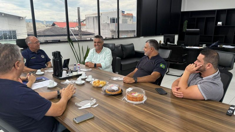 Tudo certo & nada combinado. Na imagem o secretário de (in) Segurança, Araújo Gomes, o vice-prefeito vampiro-sorridente Nilson Probst (MDB), o comandante da GM, Fábio Rambo, diretor-geral da secretaria, Geraldo Rodrigues, e o diretor do Central de Monitoramento, Sueverton Aquino (foto: divulgação)