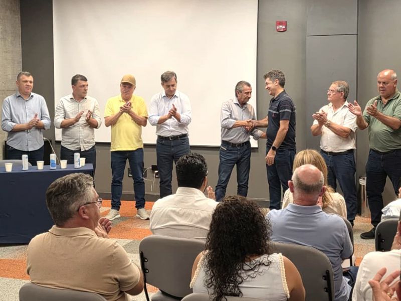 Dobradinha Com o apoio do presidente da Alesc, deputado estadual Julio Garcia (PSD), o ex-prefeito de Criciúma, Clésio Salvaro (PSD) confirmou a sua pré-candidatura a uma das vagas na Assembleia Legislativa. A decisão foi tomada após a desistência do ex-vereador Arleu da Silveira. Salvaro trabalhará em dobradinha com Garcia, que é pré-candidato a deputado federal. (Divulgação/PSD)