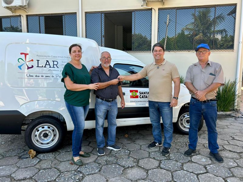 O deputado estadual Emerson Stein (MDB) fez a entrega de um veículo utilitário ao Lar Maria da Paz. A entidade é referência no acolhimento e cuidado de idosos (foto: divulgação)