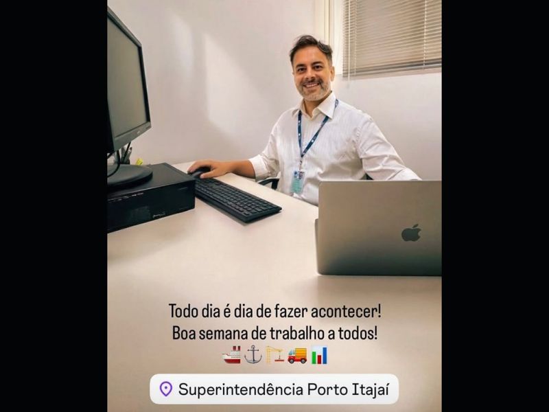 Mordi a língua! Apesar do computador desligado, o barbudinho júnior, Thiago Morastoni (Podemos), tá se matando de trabalhar no Porto (foto: redes sociais)