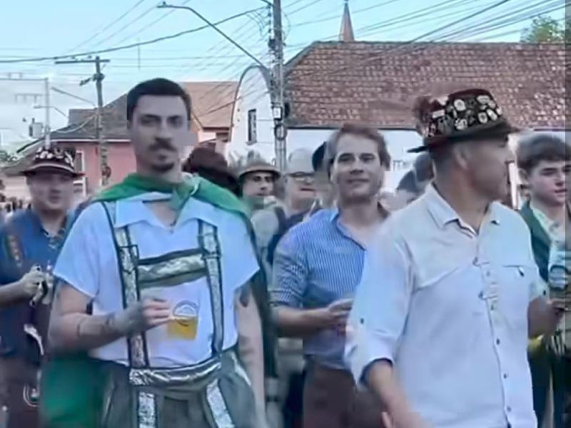 Enquanto Nikolas Ferreira (PL) caminhava por quase uma semana num manifesto público, o pré-candidato a deputado federal Jair Renan Bolsonaro (PL) não quis dividir o mesmo palanque com Nikolas que pedia, entre outras coisas, a liberdade do pai de Renan, o ex-presidente Jair Bolsonaro; o 04 preferiu participar do desfile da Festa Pomerana, em Pomerode, com caneco de chope em punho. Qui feio!