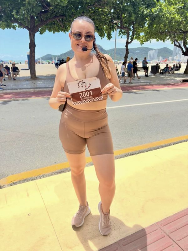 Cafetona - A jornalista Gabriella Belle, de Balneário Camboriú, festejou idade nova de uma forma diferente. Convocou os amigos para participar de uma ”cafetona”. O termo é a junção das palavras café e maratona. O evento abrangeu uma corrida entre a praia Central de Balneário Camboriú e a praia Brava, com direito a pit stop nas cafeterias ao longo do caminho. A criatividade da comemoração rendeu postagens em veículos de imprensa aqui da região. 