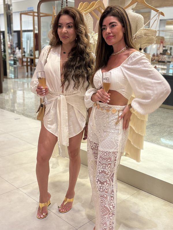 Clique - As amigas Cris Lima e Roberta Almeida em pose para a coluna