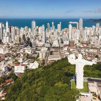 Braços abertos sobre o azul