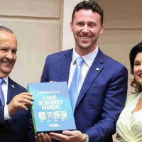 Sem Julio Garcia, Jorginho Mello lê mensagem na Alesc