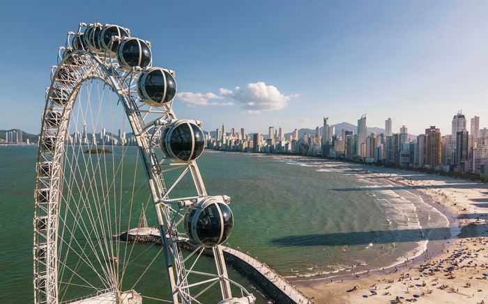 A gigante sobre a orla