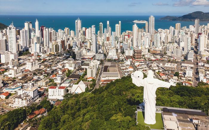 Braços abertos sobre o azul