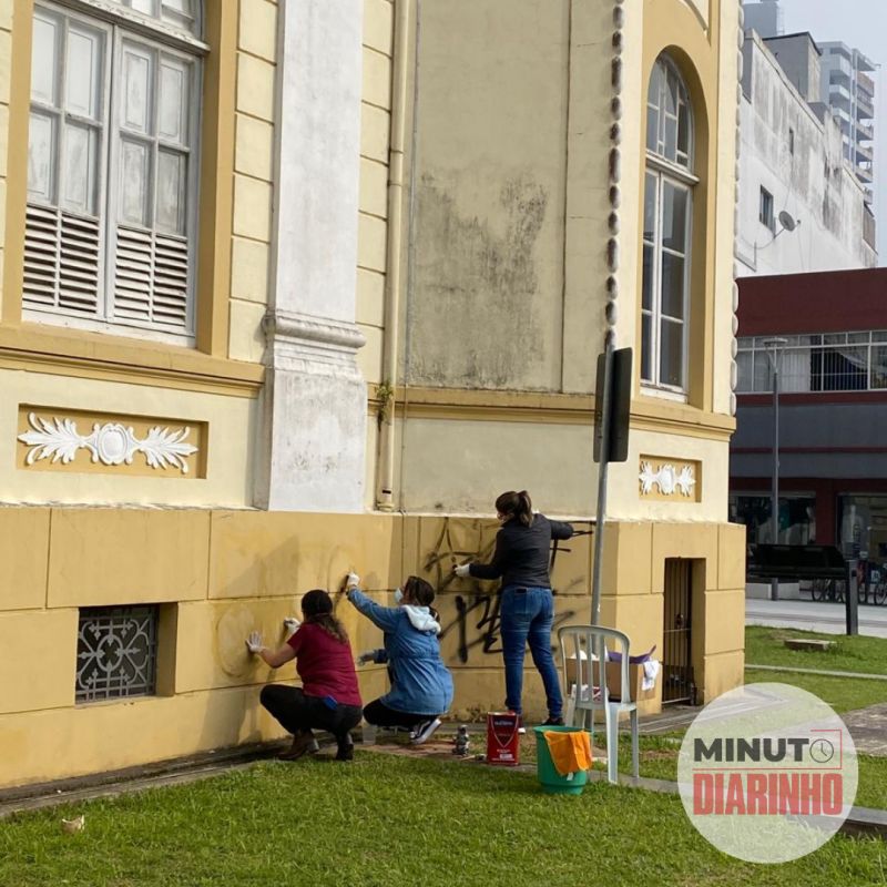 Servidoras fazem força-tarefa e limpam pichação no Museu Histórico de Itajaí