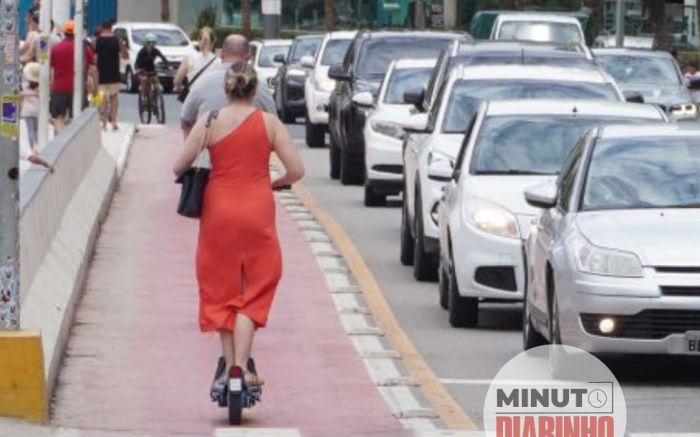 Balneário Camboriú vai regulamentar patinetes e motos elétricas