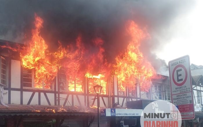 Vídeos mostram incêndio na principal rua de comércio de Blumenau