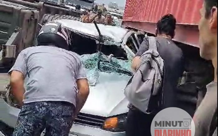 Motorista invade calçada, bate em caminhões e agride socorristas