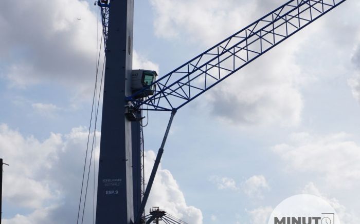 Terminal da JBS ganha guindastes gigantes pra movimentação de contêineres