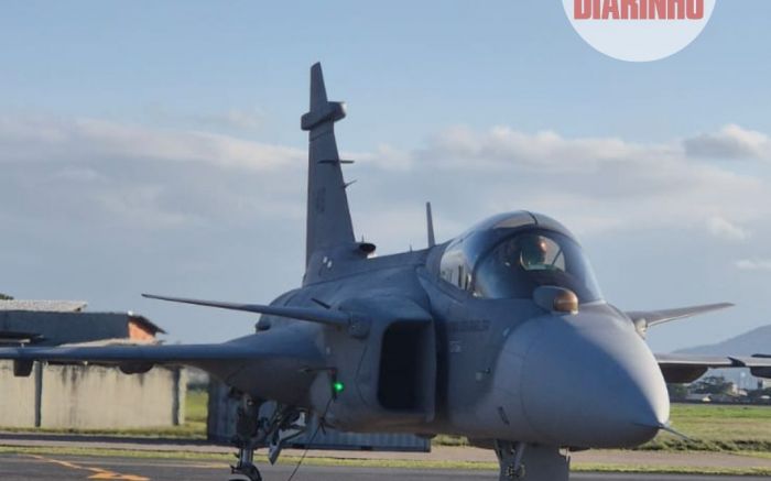 Caça Gripen parte rumo à base aérea de Anápolis
