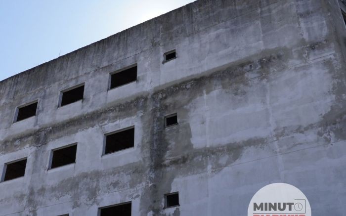 Prédio abandonado da Polícia Civil tem promessa de retomadas das obras