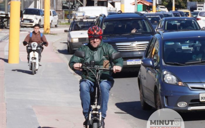 Ciclovias não dão conta da onda de patinetes e motos elétricas