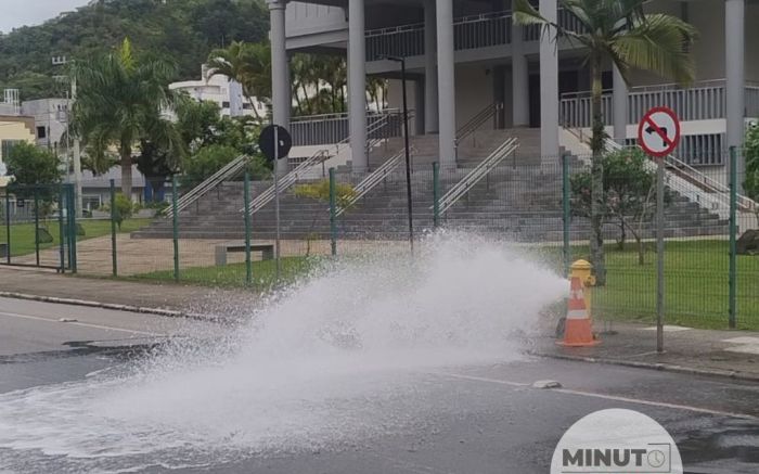 Hidrante em frente ao fórum vira chafariz