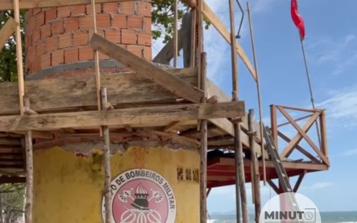 Sem escadaria, banhistas escalam pedra de Cabeçudas