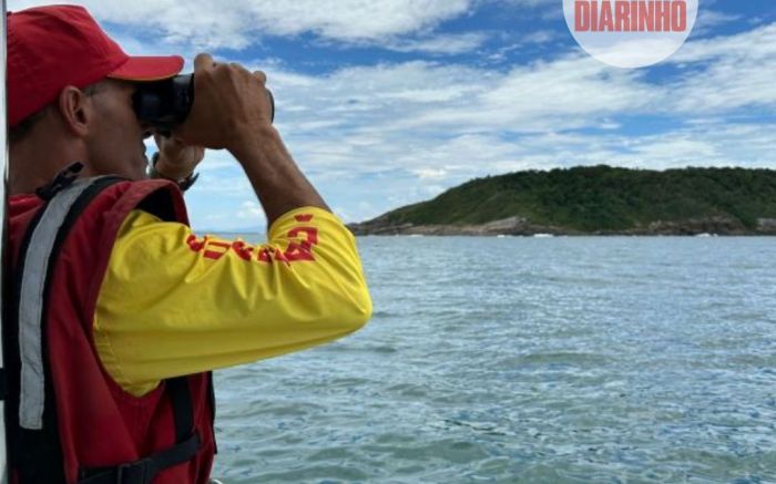 Homem sobrevive agarrado a porta de geladeira após barco virar